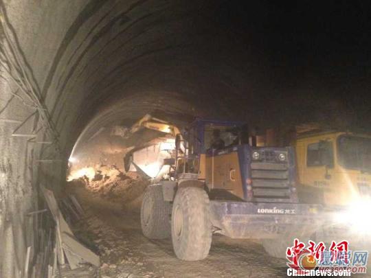 8月10日,貴州省石阡縣境內一在建高速公路隧道發生坍塌,初步統計有13人被困。救援正在進行。